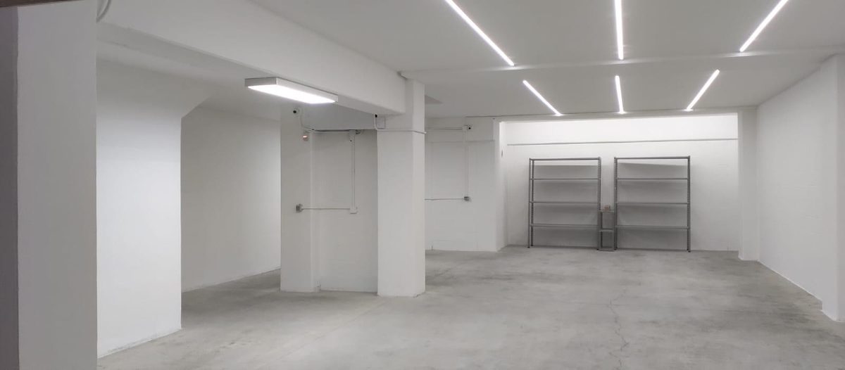 Magazzino con pareti e pilastri dipinti di bianco